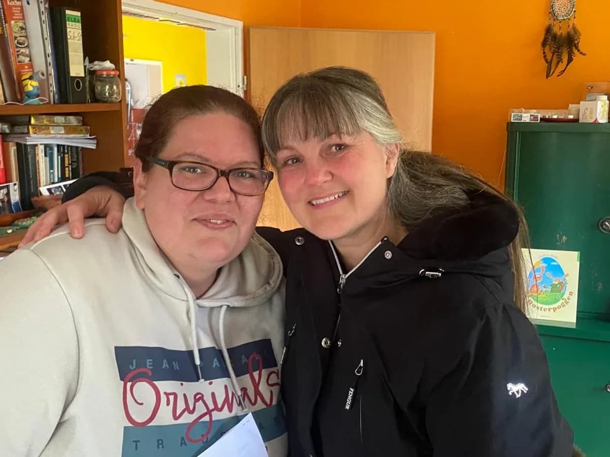 Sabrina und Annette bei der Übergabe von Kokolores aus der Kiste
